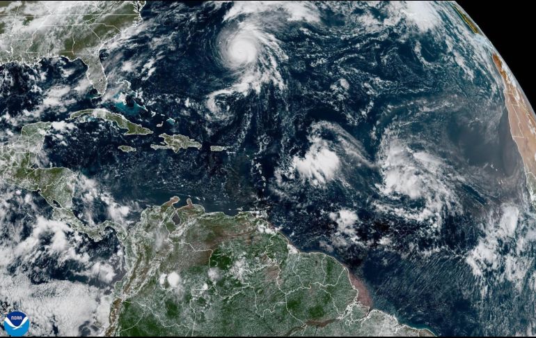 Se espera que durante la noche su centro se desplace al este de Bermudas, mientras el fuerte oleaje continuará impactando la costa este de Estados Unidos. EFE