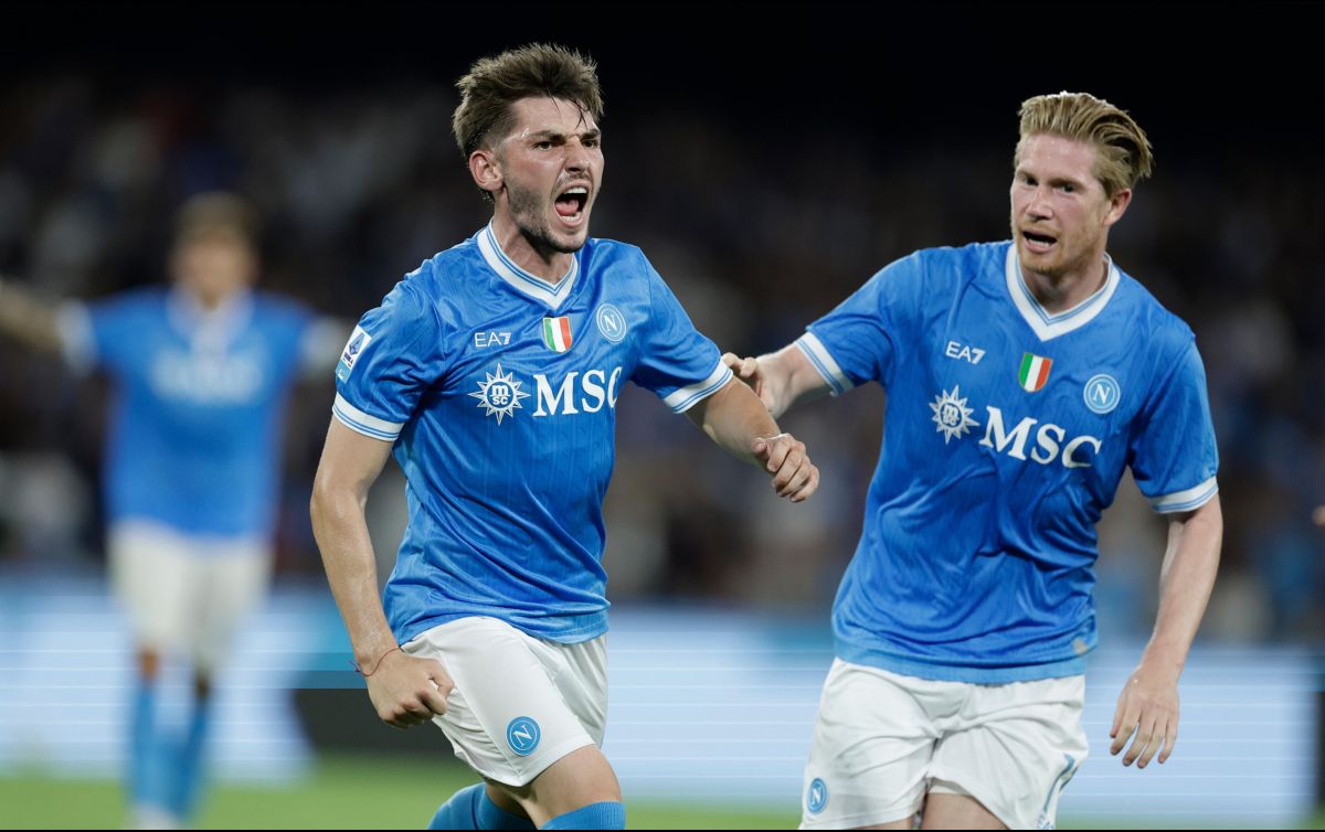 Billy Gilmour (izquierda) celebra junto a Kevin de Bruyne tras anotar el primer gol en la victoria del cuadro napolitano. AP/LaPresse/A. Garofalo