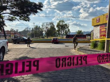 Tras los impactos, el conductor del vehículo compacto perdió el control del automotor y chocó contra el muro de contención de la lateral de López Mateos, sitio que fue cercado por la Policía de Tlajomulco en espera del Ministerio Público de la Fiscalía Estatal. EL INFORMADOR / R. Bobadilla