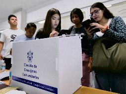 Los estudiantes participaron activamente en la primera jornada electoral del Consejo General Universitario. El proceso transcurrió en orden y calma, con filas de alumnos ejerciendo su voto desde temprana hora. Hoy sigue el proceso. ESPECIAL