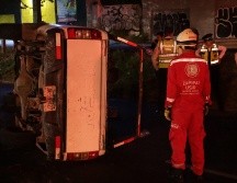 Los oficiales informaron que no se reportan personas lesionadas luego del aparatoso choque que terminó en volcadura. ESPECIAL / Protección Civil y Bomberos de Zapopan
