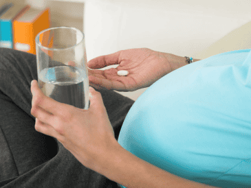 Además, es fundamental consultar a un profesional de la salud antes de tomar cualquier medicamento durante el embarazo. CANVA