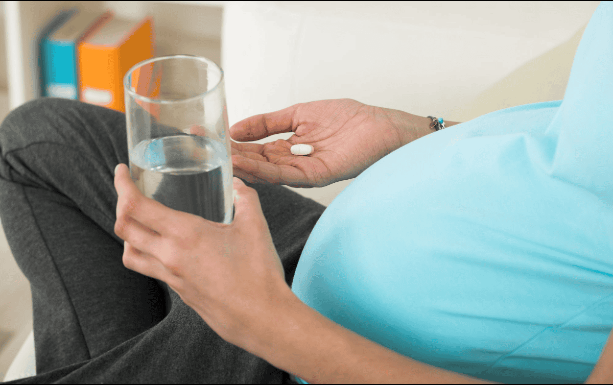 Además, es fundamental consultar a un profesional de la salud antes de tomar cualquier medicamento durante el embarazo. CANVA