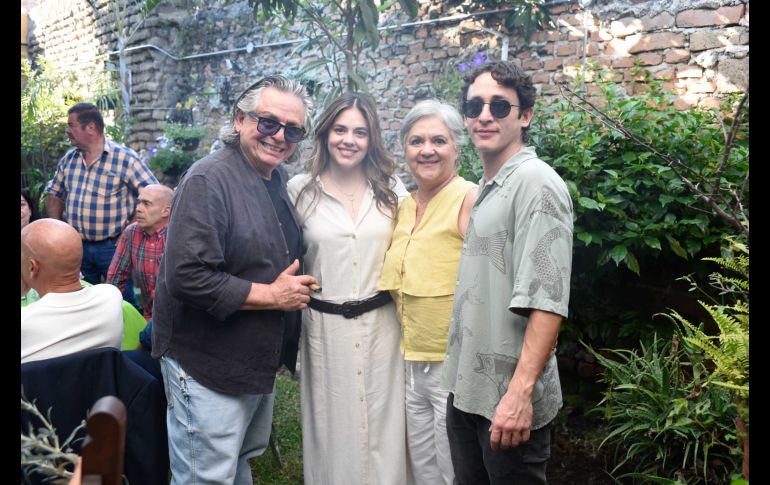 Ángel y Rebeca Cervantes con Adriana González y Emiliano Cervantes. GENTE BIEN JALISCO / S. Gómez
