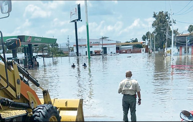Las inundaciones sobre la avenida Adolf B. Horn dejaron múltiples afectaciones. ESPECIAL