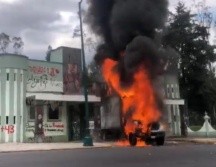 Hombres encapuchados chocaron el vehículo de carga, en reversa, contra una puerta de la unidad militar y luego le prendieron fuego. ESPECIAL / SUN / D. S. Sánchez