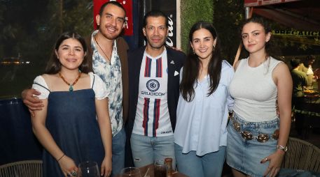 Clio Ríos, Víctor Delgado, Luis Villagrán, María Gutiérrez y Fátima Gutiérrez en el tercer aniversario de Sports Arena. GENTE BIEN JALISCO / A. Martínez