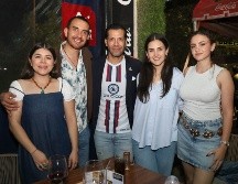 Clio Ríos, Víctor Delgado, Luis Villagrán, María Gutiérrez y Fátima Gutiérrez en el tercer aniversario de Sports Arena. GENTE BIEN JALISCO / A. Martínez
