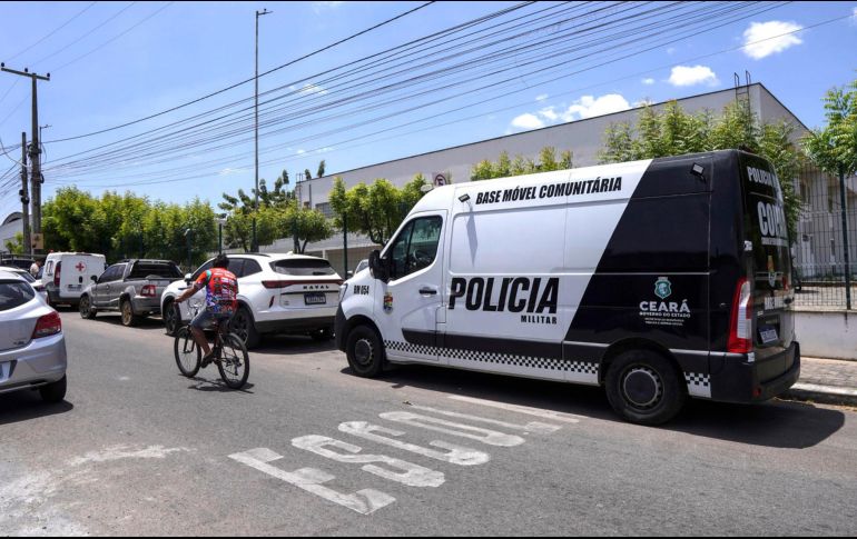 Policía Militar custodia las afueras de la escuela Estatal Luiz Felipe, en Sobral (Brasil). EFE/ Eduardo Alves