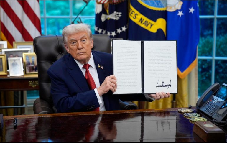 Donald Trump firma una orden ejecutiva en el Despacho Oval de la Casa Blanca en Washington. EFE/YURI GRIPAS