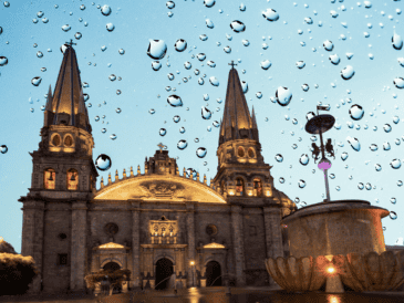 La probabilidad de lluvia este viernes en Guadalajara es del 44 por ciento, aunque es más probable que se presente entre las 15:00 y 16:00 horas. ESPECIAL / CANVA