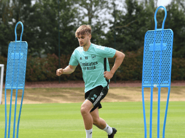 La Liga Semiprofesional Inglesa informó que todos los jugadores llevarían brazaletes negros durante los partidos del fin de semana. X / @VigarBilly