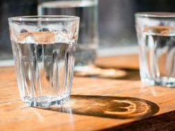 Así puedes distribuir 8 vasos de agua para beber durante el día. UNSPLASH / J. LINO