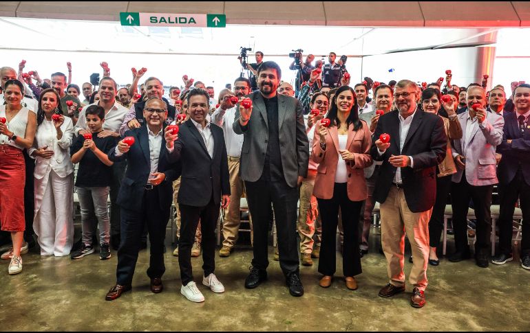 Con ello, el Estadio AKRON ahora cuenta con 19 desfribiladores dispersados en el estadio y dos más en las bancas de los jugadores de los equipos. EL INFORMADOR / A. Navarro