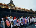 Familiares de los 43 estudiantes se congregaron afuera del Palacio federal. EFE