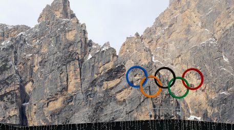 La antorcha olímpica, que será llevada por 10 mil 001 relevistas, atravesará Italia de norte a sur y de este a oeste, a lo largo de 63 días y de 12 mil km. AFP / ARCHIVO