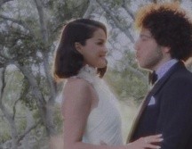 La serie de fotos les muestra felices, tomados de la mano, su ramo de flores, mientras que en otra ella le arregla el lazo y le da un beso, todas en el amplio patio de una residencia. CORTESÍA/ INSTAGRAM/ @selenagomez