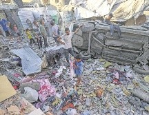 La población palestina busca entre los escombros de sus hogares sus pertenencias esenciales para huir, casi siempre al sur. AFP/E. Baba