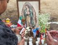 Personas encienden velas en un altar en la zona donde ocurrió la explosión de un camión de gas, en Ciudad de México. EFE/ M. Guzmán