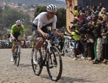 El esloveno Adej Pogacar (I) y el mexicano Isaac del Toro compiten en la carrera Elite Men en el Campeonato Mundial de Ciclismo en Ruta UCI en Kigali, Ruanda. EFE/EPA/K. Ludbrook