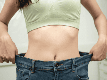 Lo ideal es combinar una alimentación moderadamente hipocalórica con ejercicio regular, ya que esto es más saludable y sostenible que recurrir a dietas extremas o entrenamientos excesivos. CANVA