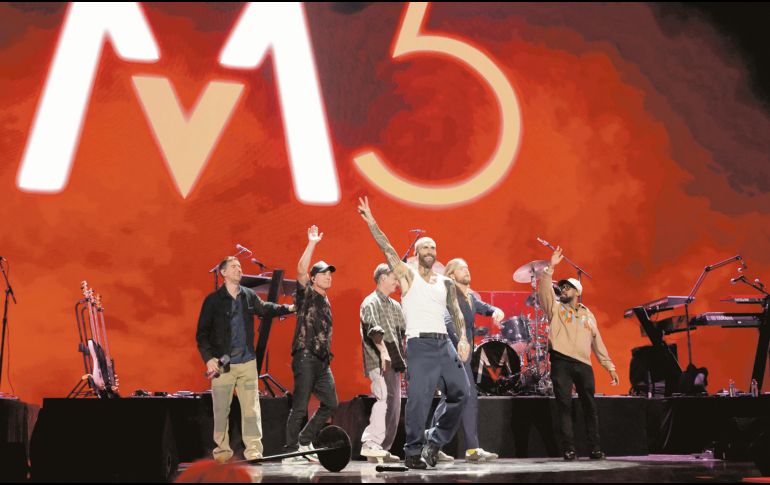 Jesse Carmichael, Matt Flynn, Sam Farrar, Adam Levine, James Valentine y PJ Morton de Maroon 5 se presentaron en el escenario durante el Festival de Música iHeartRadio 2025. AFP