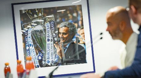 José Mourinho levantó varios trofeos comandando al Chelsea. AFP/A. Dennis