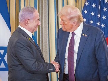 Benjamín Netanyahu y Donald Trump presentaron en la Casa Blanca un plan de paz para Gaza. La propuesta contempla un alto al fuego inmediato, la liberación de rehenes y la creación de un gobierno de transición sin presencia de Hamás. EFE