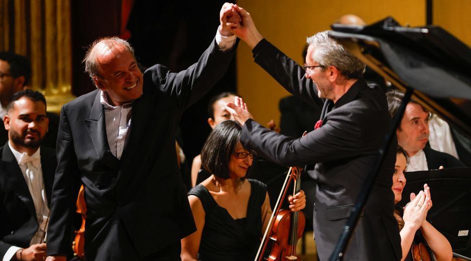 La edición 2025 del Festival Cultural de Mayo contó con la participación del pianista canadiense Louis Lortie (izquierda), quien aparece junto a José Luis Castillo, director de la Orquesta Filarmónica de Jalisco (OFJ), durante el concierto de clausura en el Teatro Degollado. EL INFORMADOR