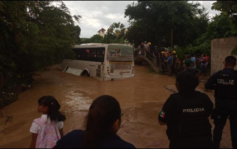 Los diversos incidentes causados por la lluvia fueron atendidos por personal de Protección Civil y Bomberos de Puerto Vallarta. ESPECIAL / FACEBOOK Protección Civil y Boomberos de Puerto Vallarta