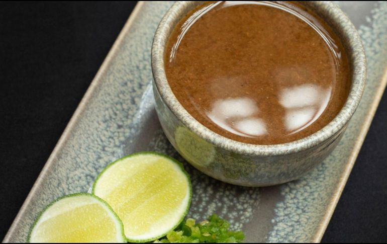 El jugo de carne es el líquido que se obtiene al cocinar carne, huesos y vegetales a fuego lento. CANVA