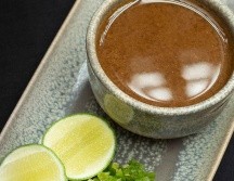 El jugo de carne es el líquido que se obtiene al cocinar carne, huesos y vegetales a fuego lento. CANVA