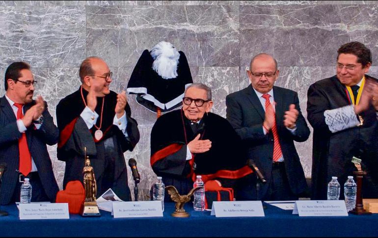 Autoridades y académicos del IDEJ entregaron el reconocimiento al jurista jalisciense por su trayectoria. ESPECIAL
