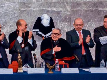 Autoridades y académicos del IDEJ entregaron el reconocimiento al jurista jalisciense por su trayectoria. ESPECIAL
