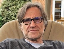 El escritor colabora con diversas revistas literarias y periódicos, entre ellos Clarín, Turia y Heraldo de Aragón, consolidando su presencia en el ámbito literario internacional. CORTESÍA