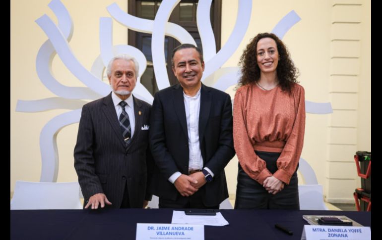 José Parres, director de la Escuela Preparatoria 5 del Sistema de Educación Media Superior; Jaime Andrade, vicerrector Adjunto Académico y de Investigación de la UdeG y Daniela Zonana, coordinadora general de Extensión y Difusión Cultural de la UdeG, estuvieron durante la presentación. EL INFORMADOR / J. Acosta