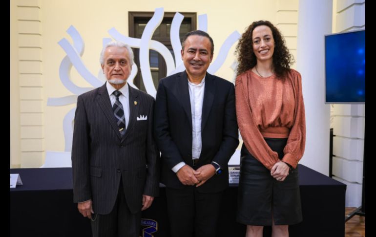 José Parres, director de la Escuela Preparatoria 5 del Sistema de Educación Media Superior; Jaime Andrade, vicerrector Adjunto Académico y de Investigación de la UdeG y Daniela Zonana, coordinadora general de Extensión y Difusión Cultural de la UdeG, estuvieron durante la presentación. EL INFORMADOR / J. Acosta