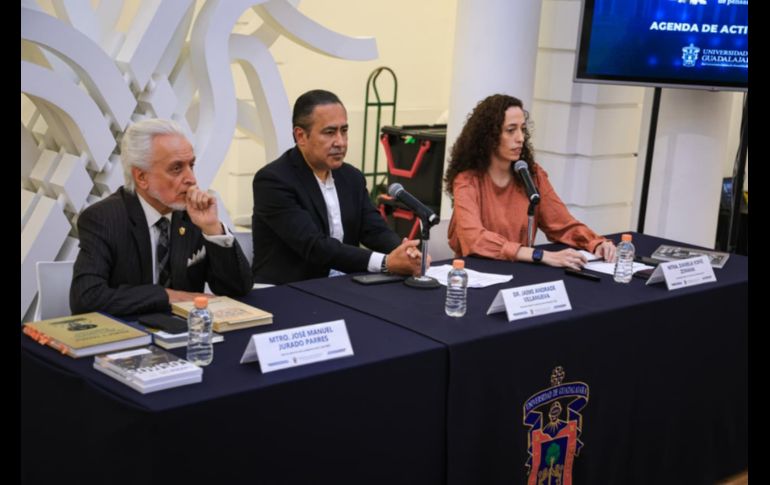 José Parres, director de la Escuela Preparatoria 5 del Sistema de Educación Media Superior; Jaime Andrade, vicerrector Adjunto Académico y de Investigación de la UdeG y Daniela Zonana, coordinadora general de Extensión y Difusión Cultural de la UdeG, estuvieron durante la presentación. EL INFORMADOR / J. Acosta