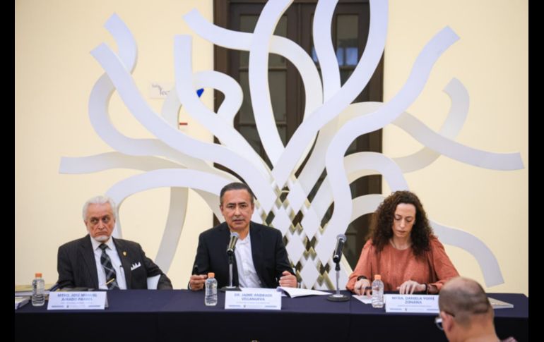 José Parres, director de la Escuela Preparatoria 5 del Sistema de Educación Media Superior; Jaime Andrade, vicerrector Adjunto Académico y de Investigación de la UdeG y Daniela Zonana, coordinadora general de Extensión y Difusión Cultural de la UdeG, estuvieron durante la presentación. EL INFORMADOR / J. Acosta