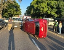El choque ha provocado el cierre parcial de dos carriles de avenida Vallarta. ESPECIAL / Policía Vial Jalisco