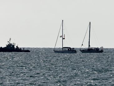 Un buque de la Flotilla Global Sumud llega al al puerto de Ashdod, Israel, tras ser interceptado por las autoridades israelíes. EFE/EPA/A. Safadi