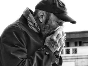 Por estas razones no es bueno reprimir estornudos. UNSPLASH / R. WILLIAMS