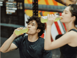 El consumo diario como simple bebida de acompañamiento no es recomendable. Para la hidratación cotidiana, la mejor opción sigue siendo el agua natural.  CANVA