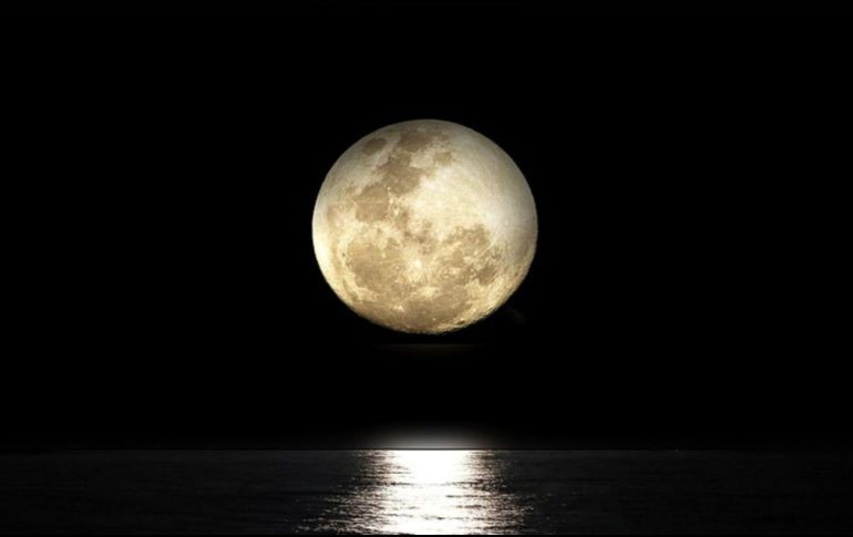 La superluna de cosecha iluminará octubre de 2025, regalando un cielo lleno de luz y magia. PIXABAY