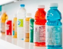 Antes de consumir una bebida, ya sea energética, deportiva o hidratante, es importante conocer lo que contiene. UNSPLASH/ S. Douglas