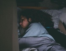 Soñar con alguien que ya no está en este mundo es una de las visiones nocturnas más comunes en el ser humano. CANVA