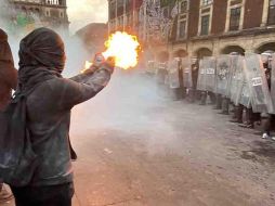 Enfrentamiento entre policías de la SSC y contingente de la marcha del 2 de octubre en conmemoración de los 57 años de la masacre estudiantil en 1968 en Tlatelolco. SUN / V. Rosas