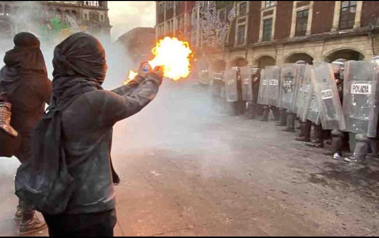 Enfrentamiento entre policías de la SSC y contingente de la marcha del 2 de octubre en conmemoración de los 57 años de la masacre estudiantil en 1968 en Tlatelolco. SUN / V. Rosas