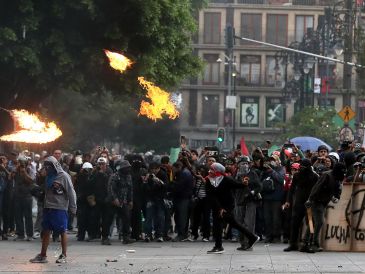 Los enfrentamientos más intensos se registraron en la calle 5 de mayo y en los accesos al Zócalo capitalino, donde el bloque negro utilizó palos, piedras, bombas molotov y artefactos explosivos contra negocios. EFE / I. Esquivel