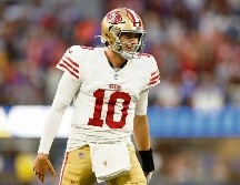 Mac Jones lideró con dos pases de anotación el triunfo de San Francisco sobre Los Ángeles. AFP/R. Martínez
